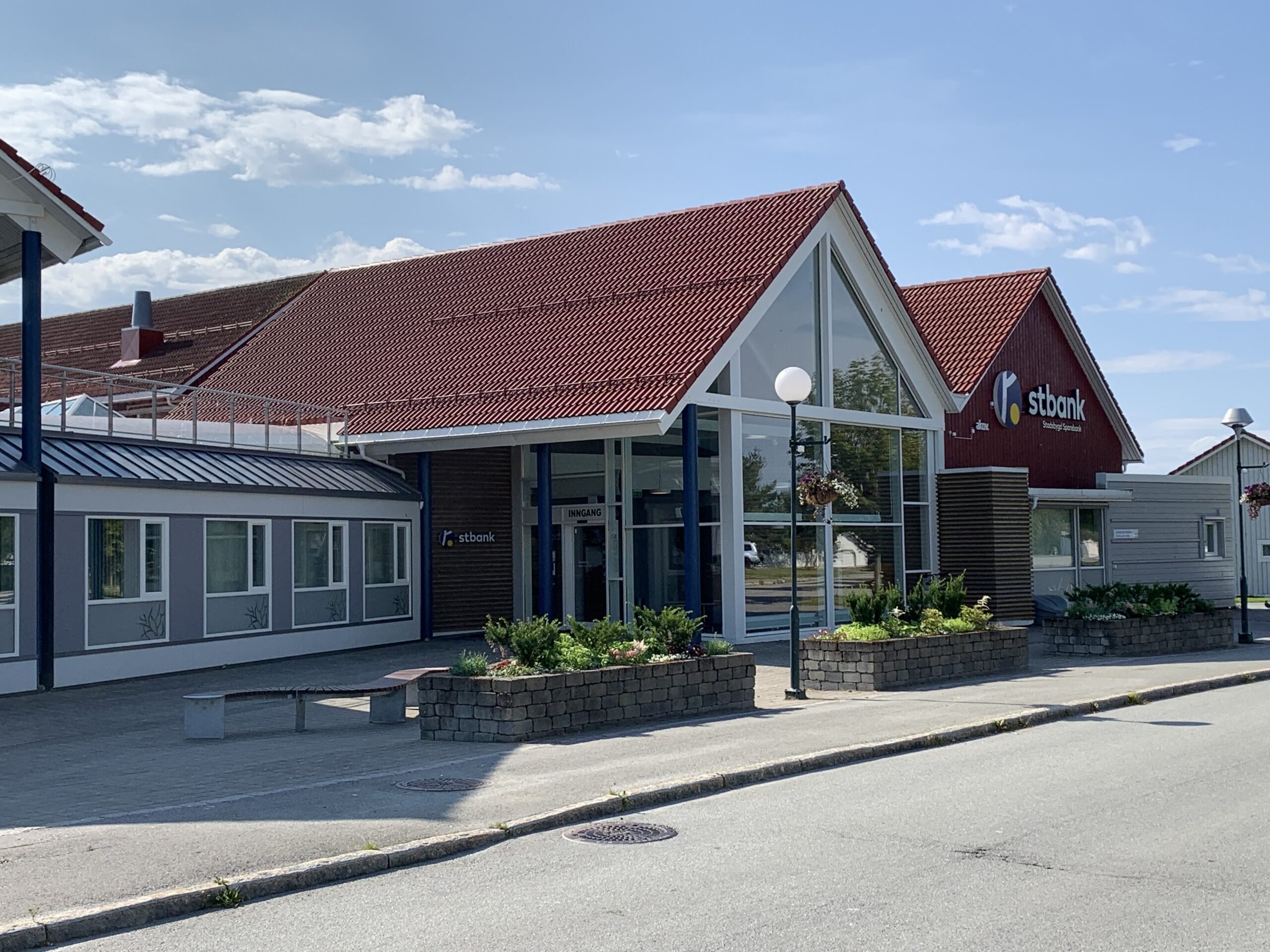 Kontorbygget til Stadsbygd Sparebank i Rissa en solskinnsdag