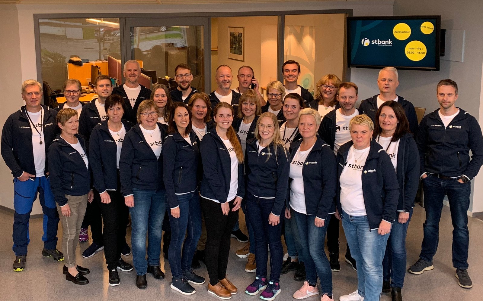 De ansatte i Stadsbygd Sparebank samlet til gruppebilde