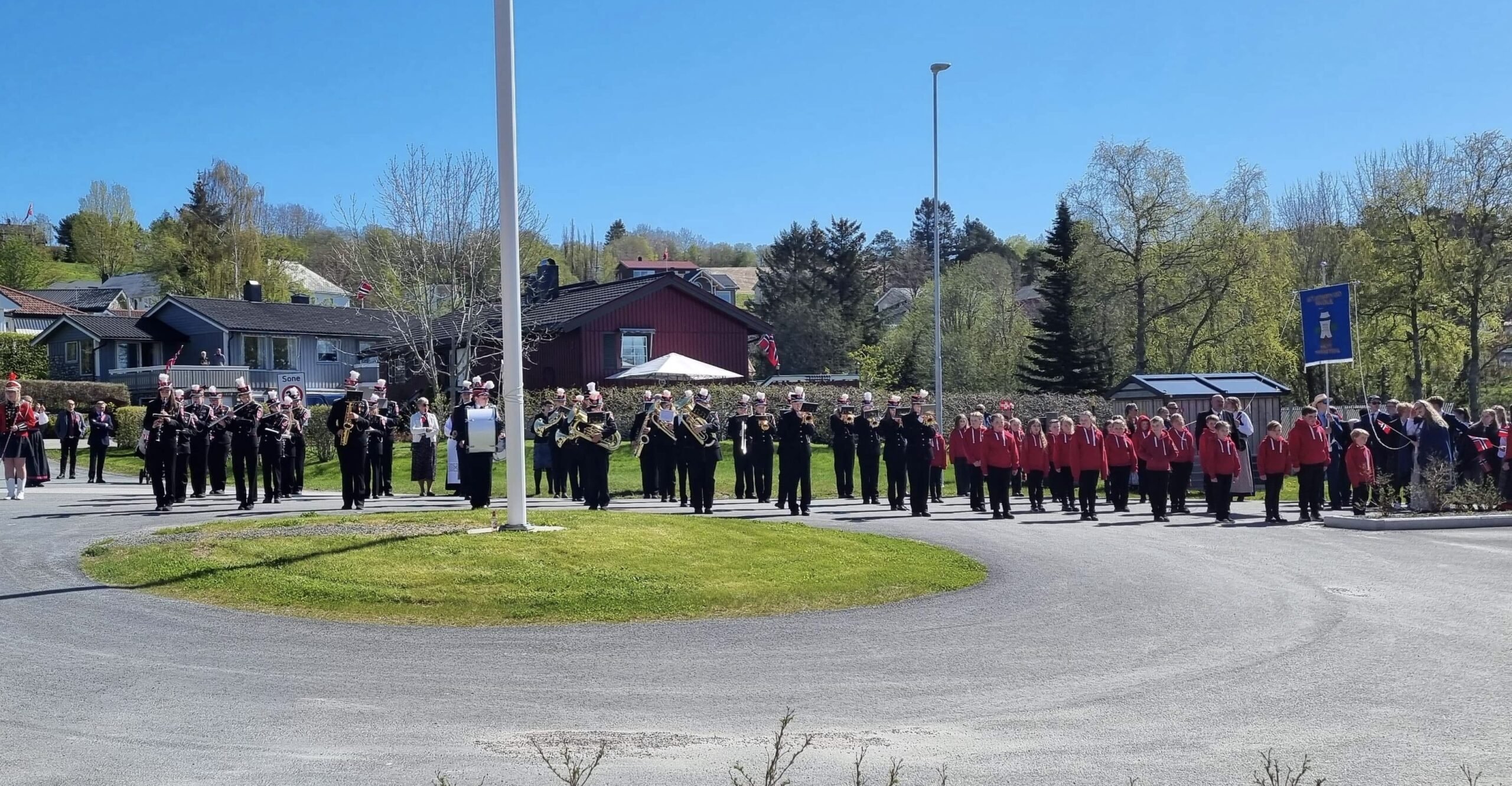 Hele Stadsbygd skolekorps oppstilt ved flaggstanga 17. mai