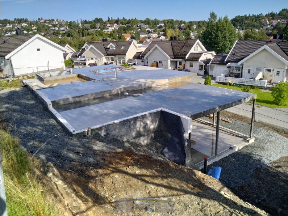 Støpt grunnmur og plate til et nytt bolighus i et boligfelt