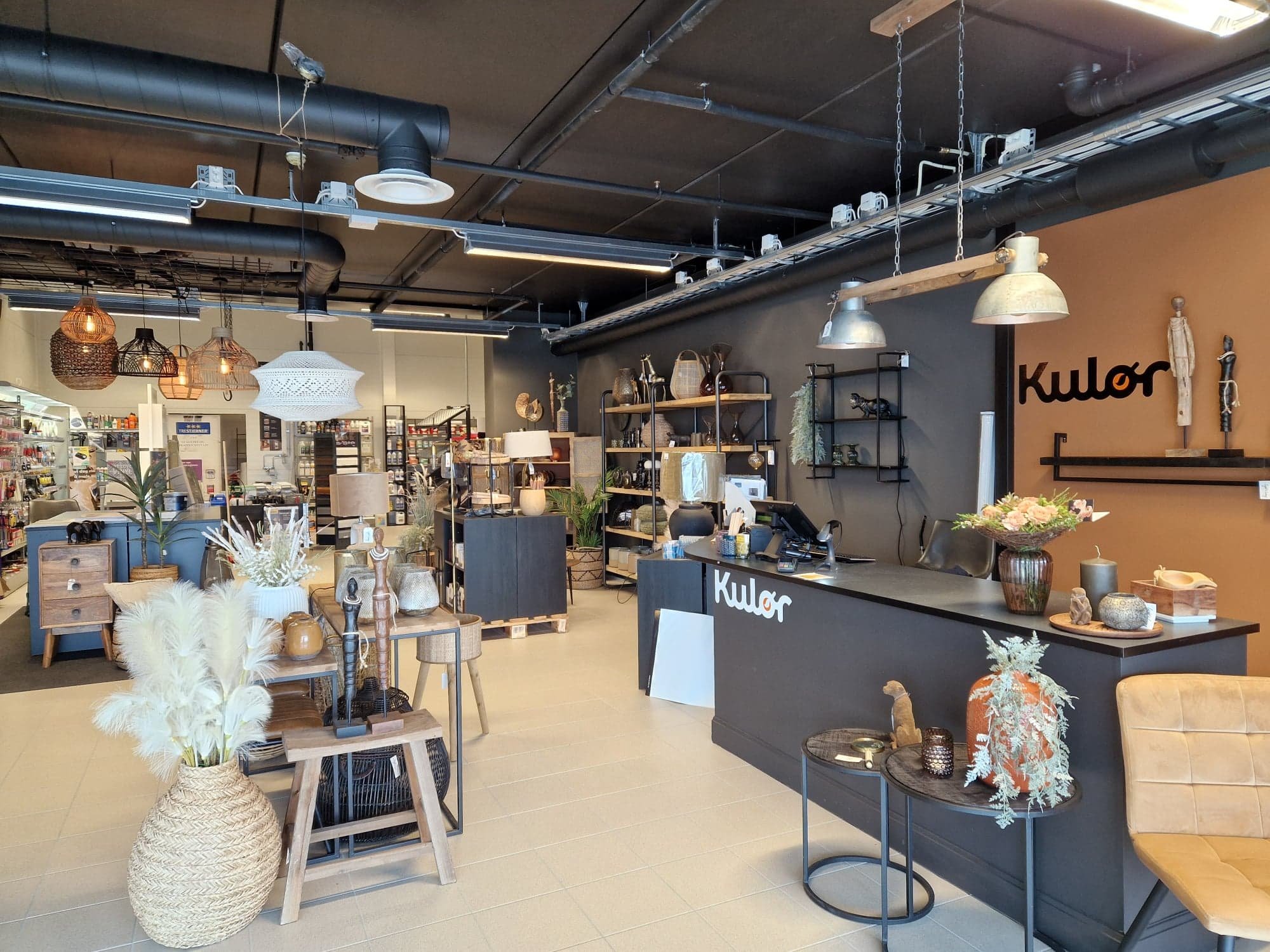 Interiøravdelingen og kassa hos Stadsbygd Fargehandel