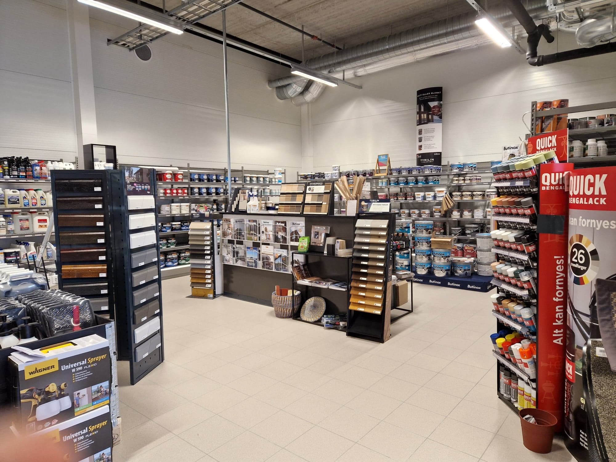 Butikklokalet til Stadsbygd Fargehandel med maling og fargekart