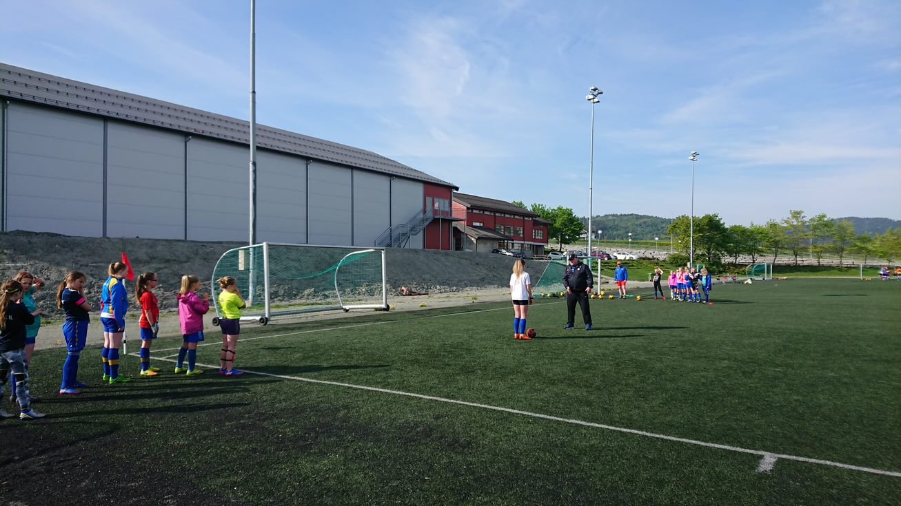 Barn på fotballtrening på kunstgressbanen ved hallen