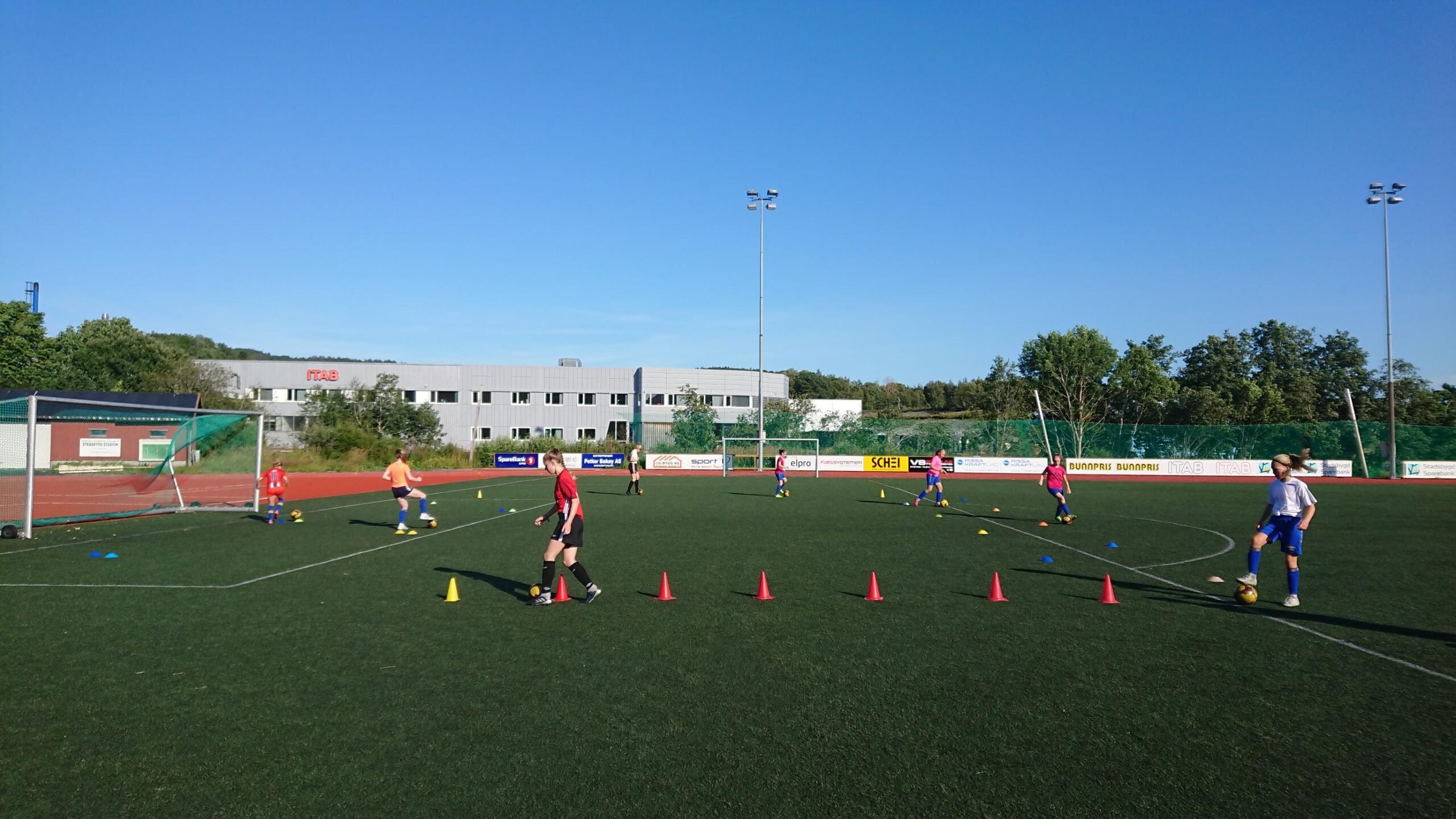 Fotballtrening med kjegler på kunstgressbanen