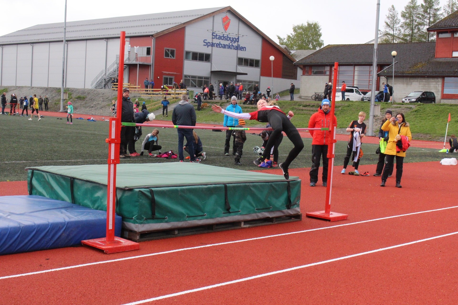 Høydehopptrening på friidrettsbanen foran Stadsbygd Sparebankhallen