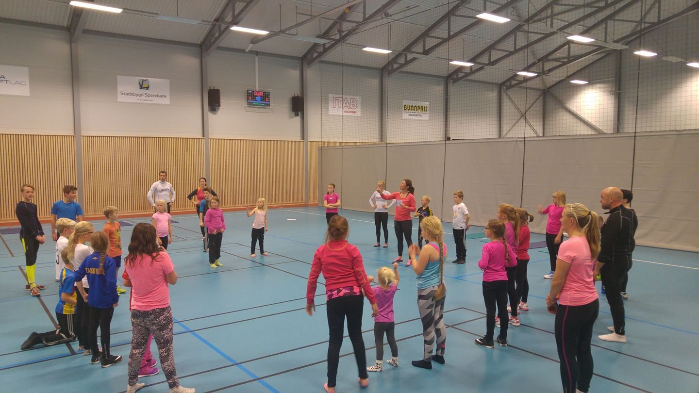 Barn og voksne på trening i idrettshallen