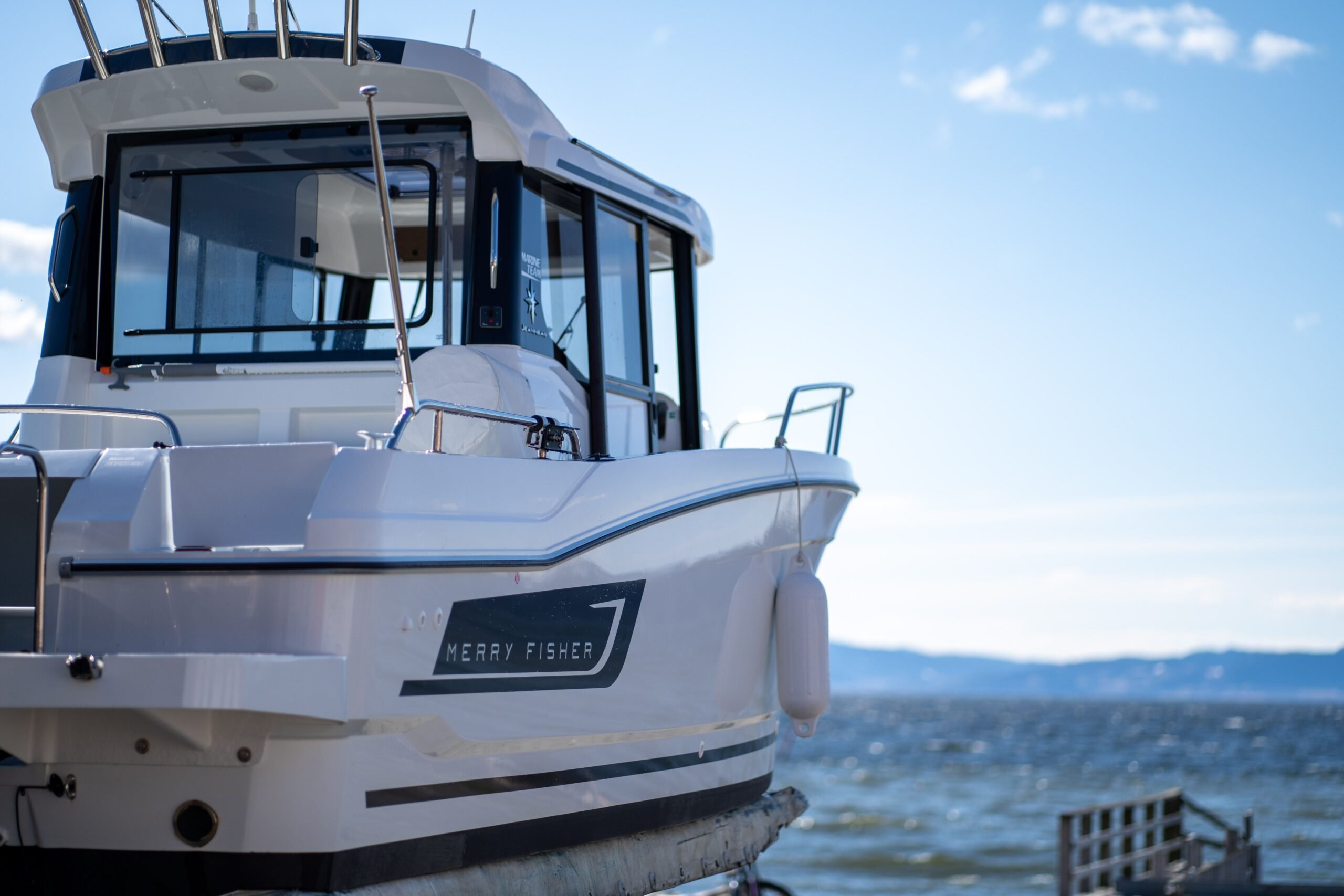 Ny motorbåt av typen Merry Fisher på land ved fjorden