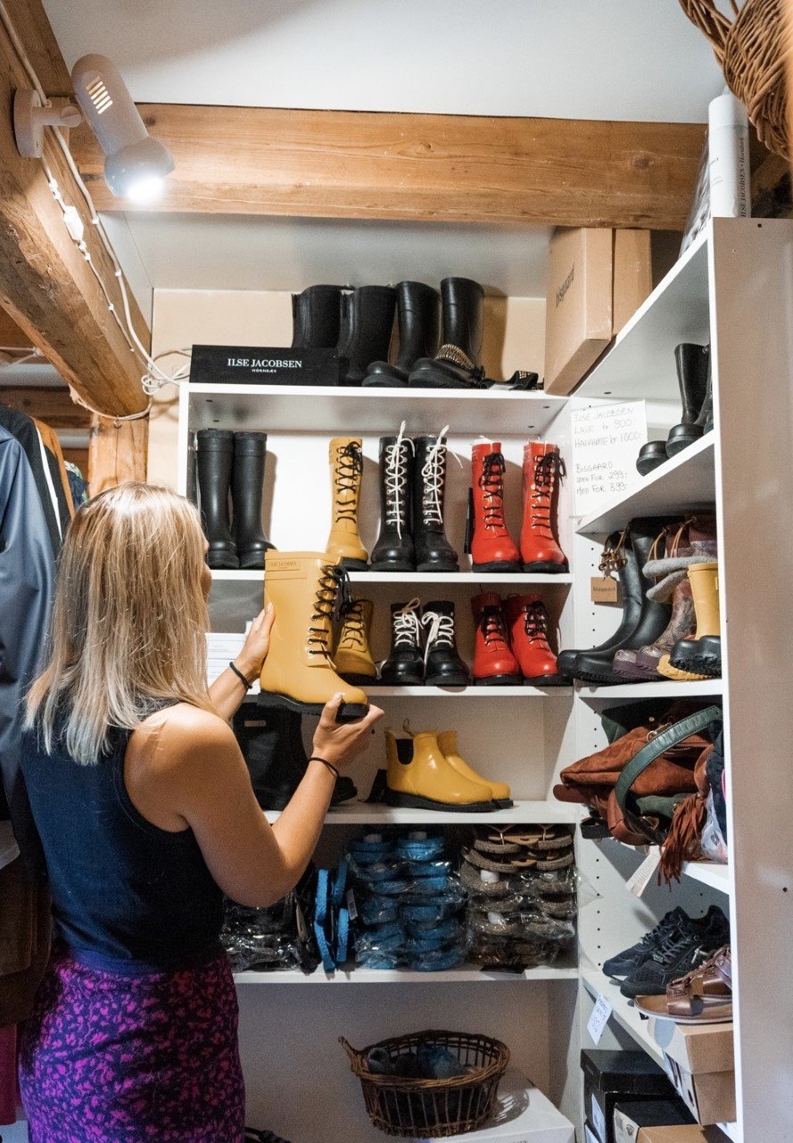 Kunde ser på sko og støvler i butikken Fruene i Fjøset