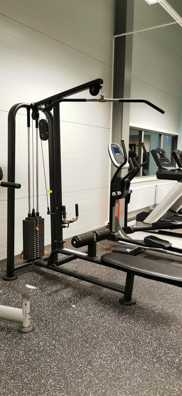 Treningsapparat med kabeltrekk i trimrommet