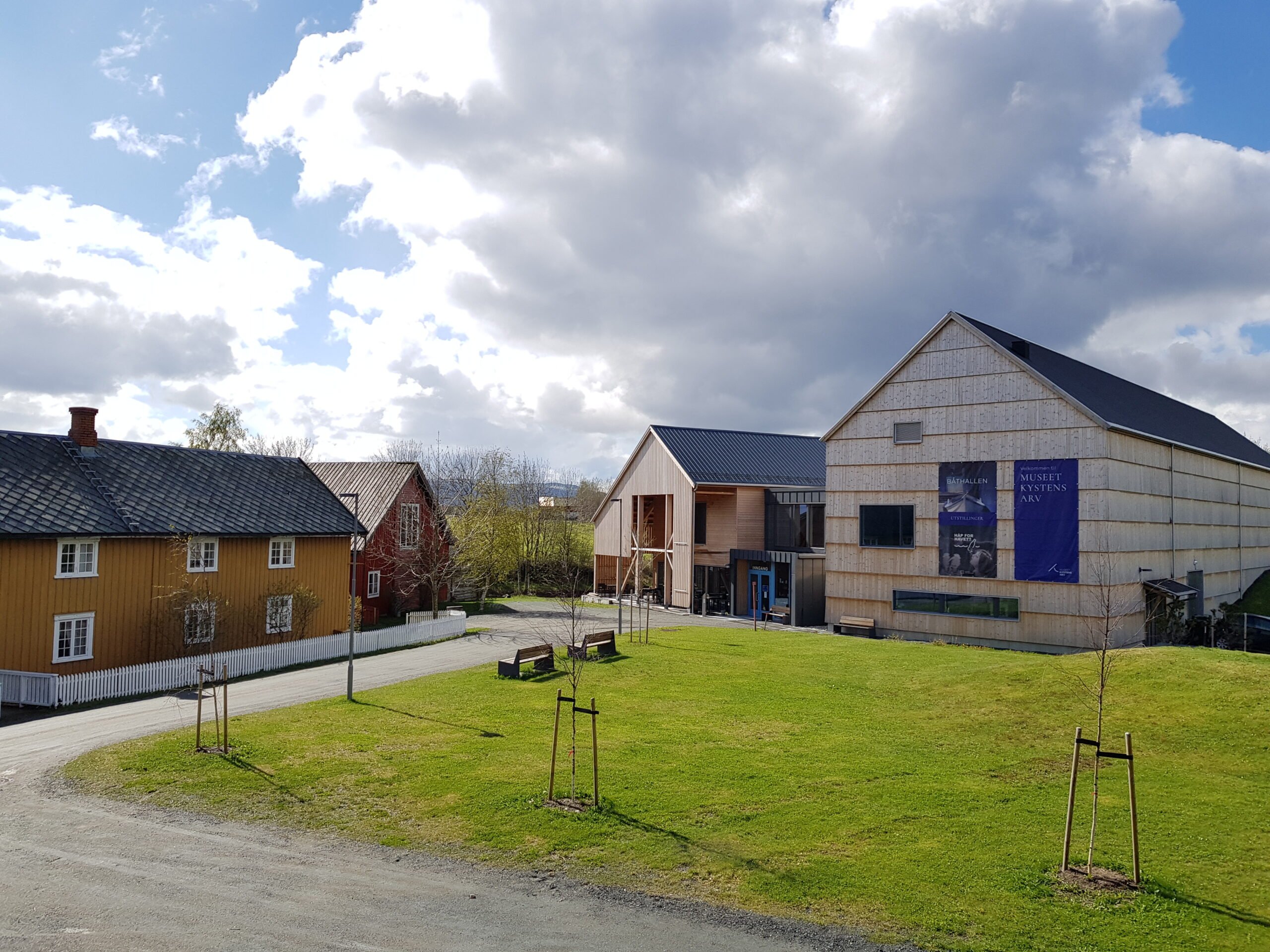 Bygningene til Museet Kystens Arv rundt en gressplen